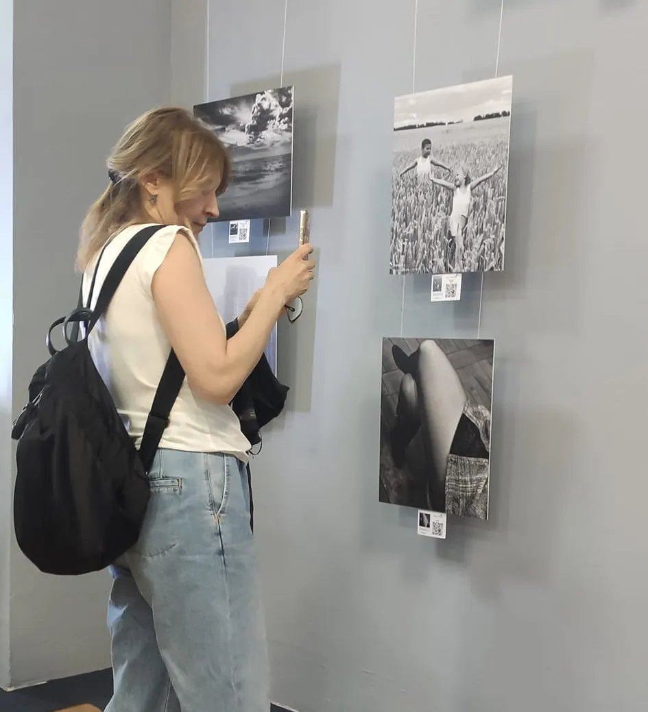 Відвідувачка фотографує роботи