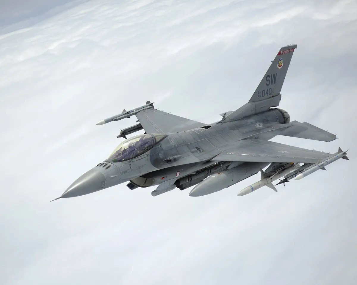 Истребитель F-16 Истребитель F-16
