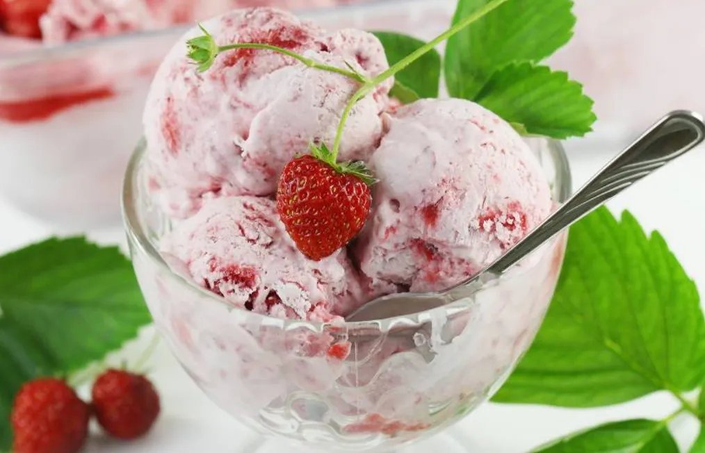 Полуничне морозиво без цукру на сніданок Полуничне морозиво без цукру на сніданок