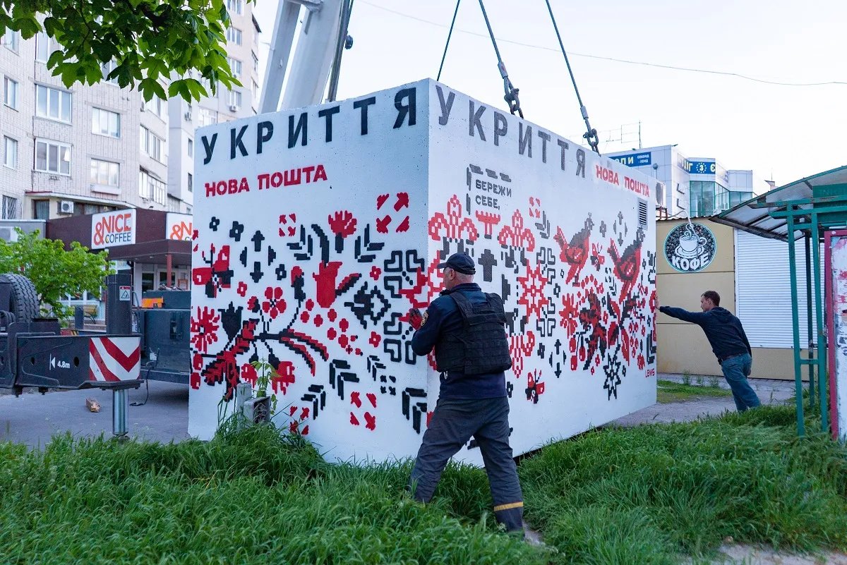 Мобільні укриття, облаштовані компанією Нова пошта, крім Херсона також функціонують у Харкові та Миколаєві