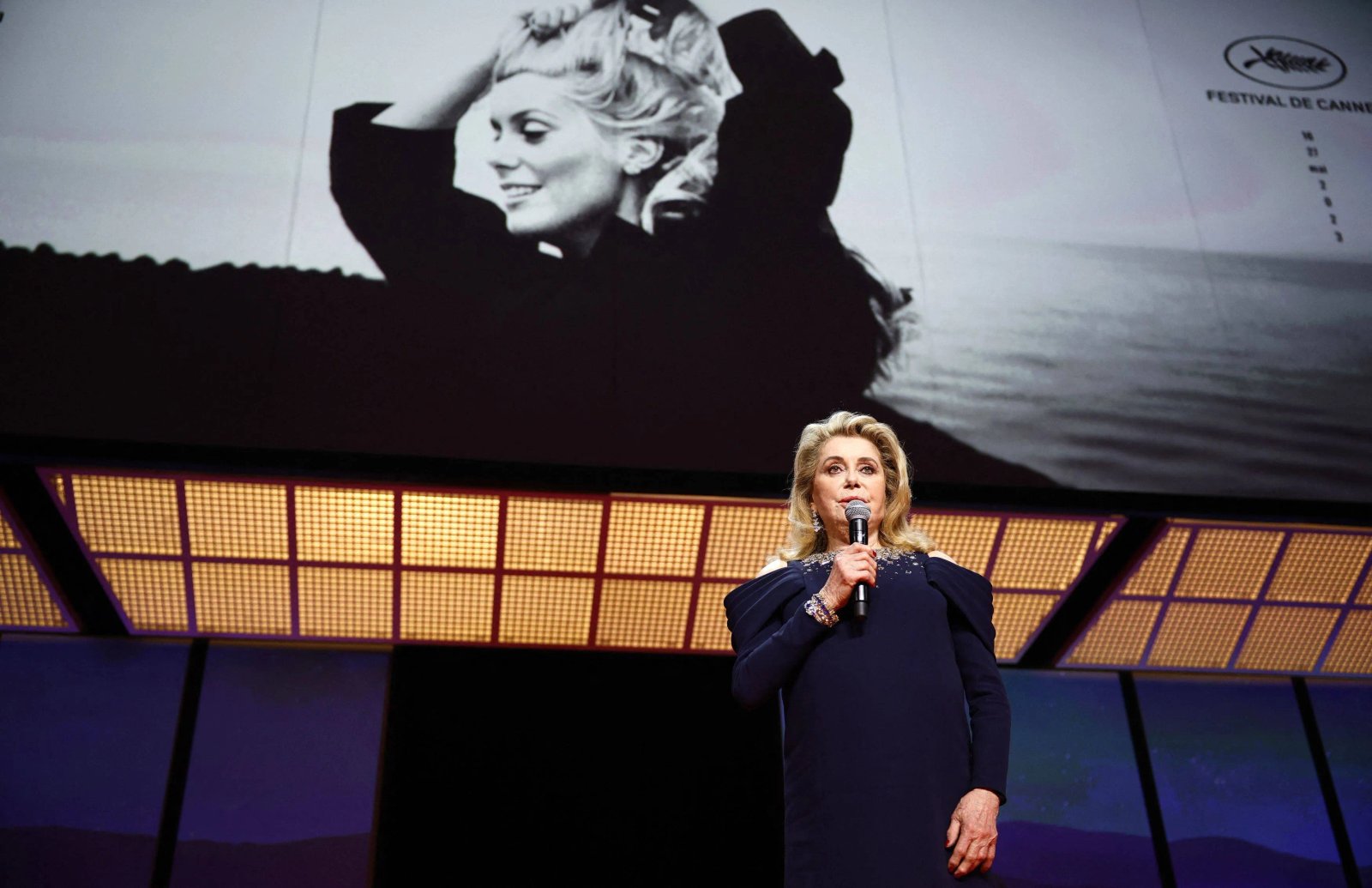 Катрін Денев читає вірш Лесі Українки