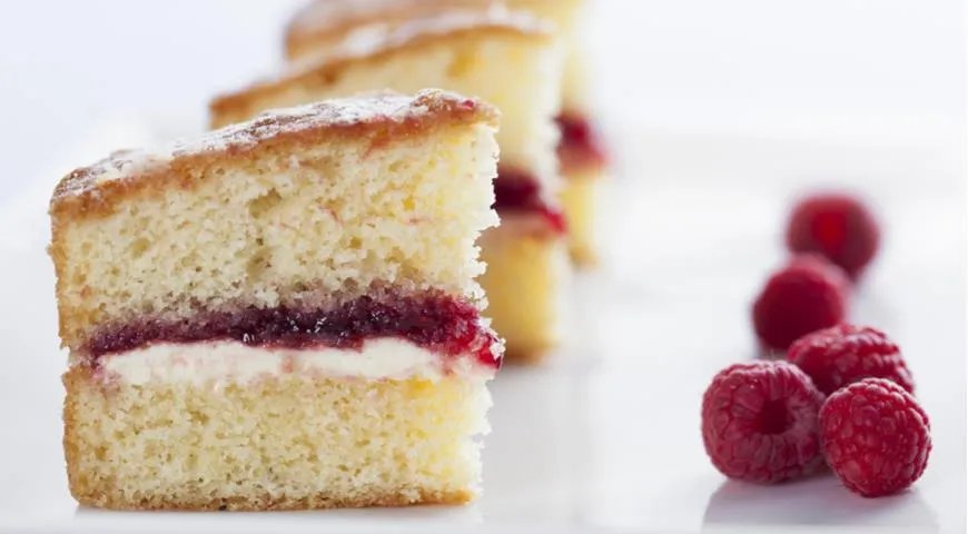 Бісквіт з полуничним джемом та малиною