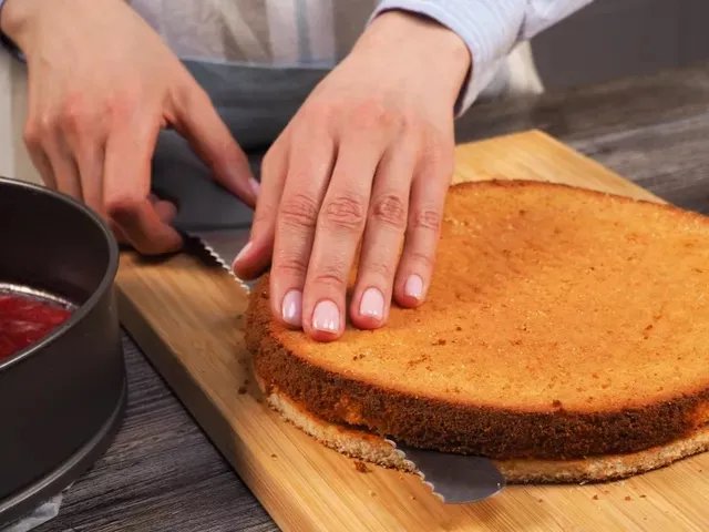 Розрізати корж потрібно так