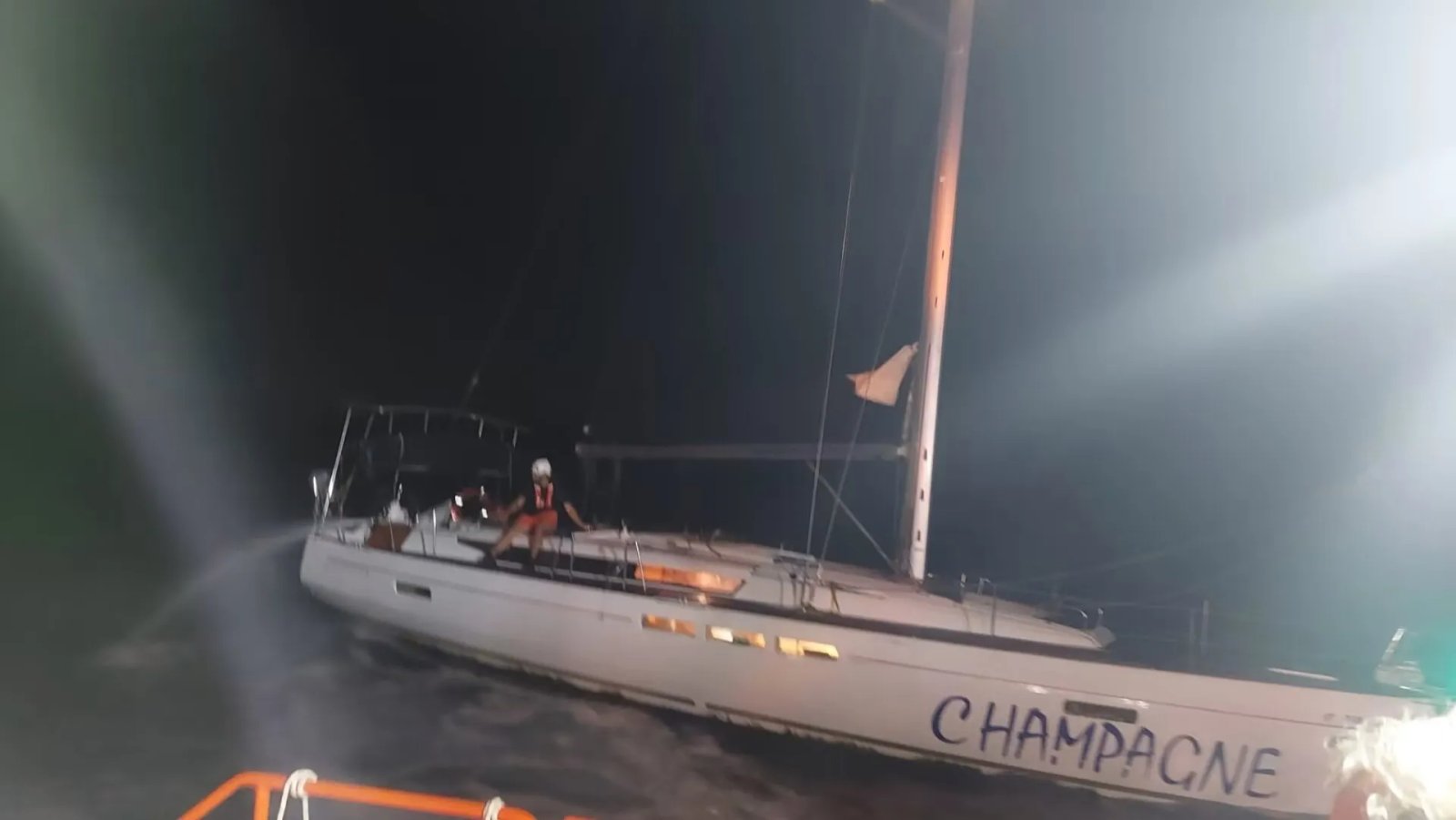 Мощными насосами помощники пытаются контролировать поступление воды. Фото: Yacht