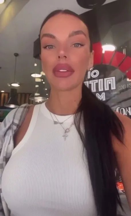 Скріншот з відео, де жінка скаржилася на часті збори грошей
