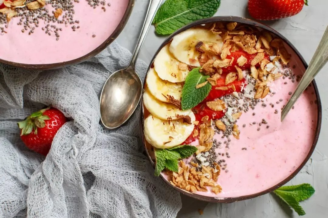 Смузі-боул з полуницею і фруктами на сніданок Смузі-боул з полуницею і фруктами на сніданок