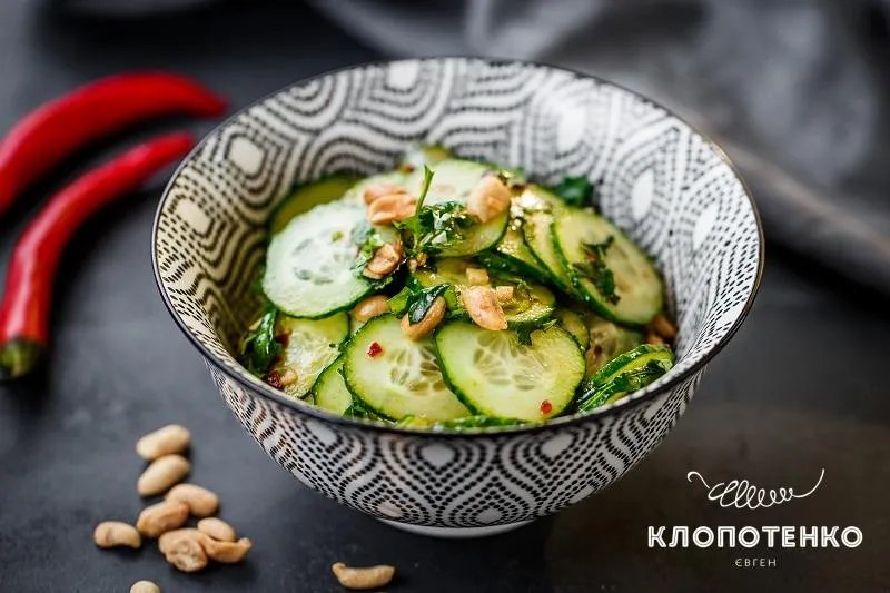 Салат з огірками та пастою чилі Салат з огірками та пастою чилі