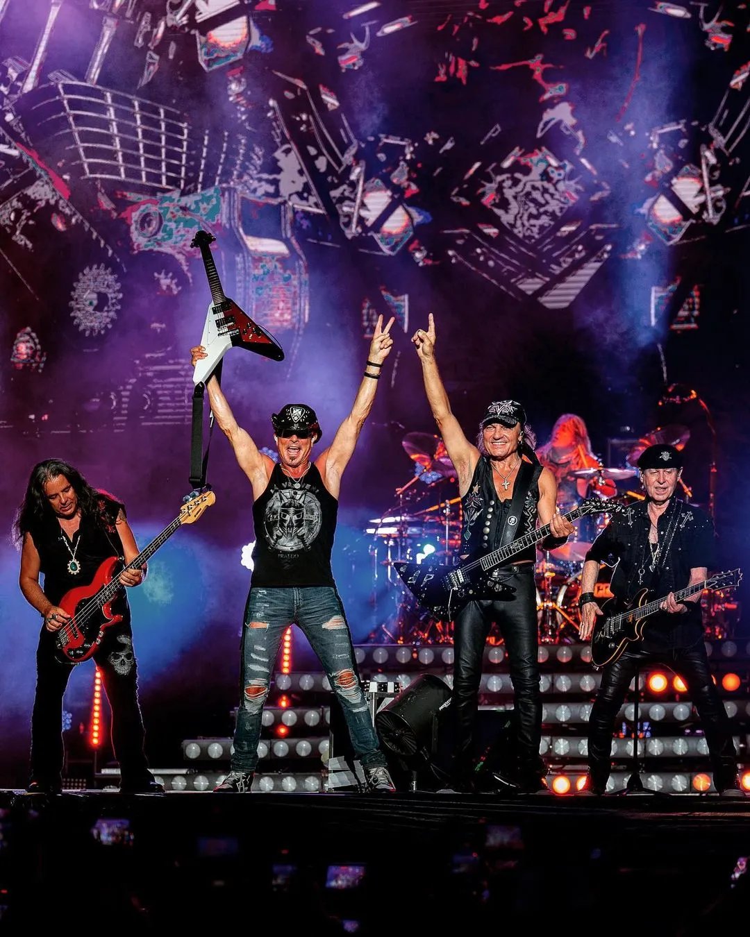 В сине-желтых цветах: в Берлине прошел концерт легендарной группы Scorpions