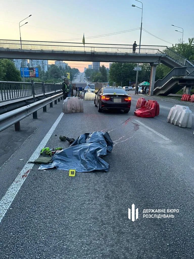 Фото з місця аварії, яка сталася у ніч проти 26 травня у Києві