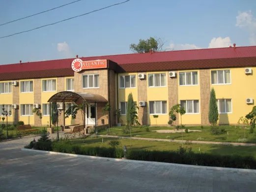 Будівля готелю Atlantic у Бахмуті до того, як її зруйнували російські військові