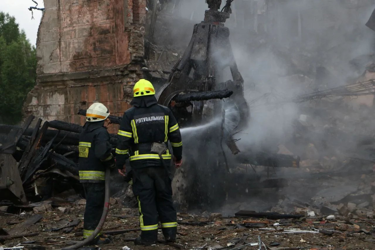 Рятувальники на місці трагедії в Дніпрі. Фото: МВС