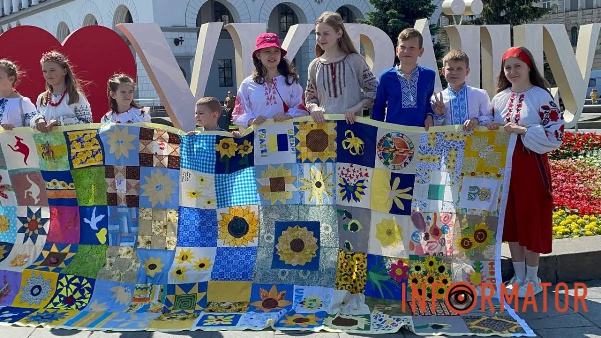 Діти фотографуються на дитячих заходах Діти фотографуються на дитячих заходах