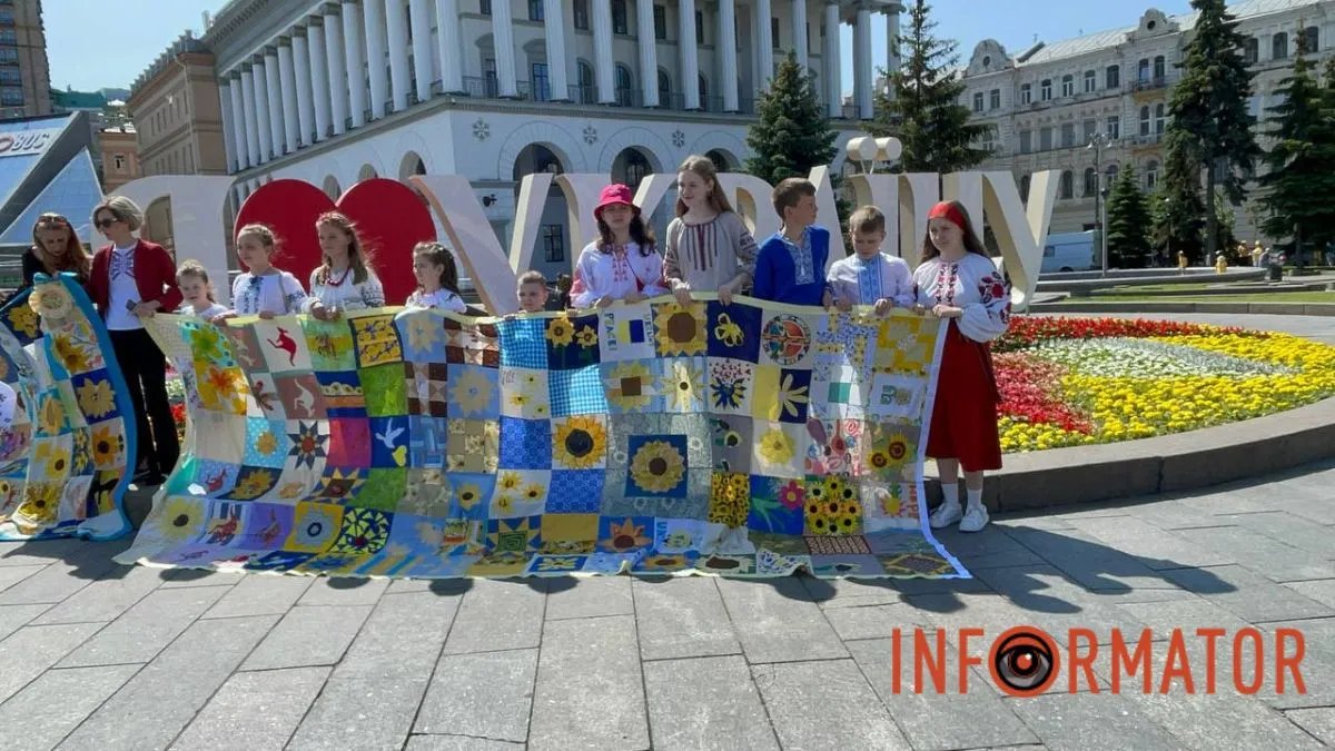 Діти фотографуються на дитячих заходах Діти фотографуються на дитячих заходах