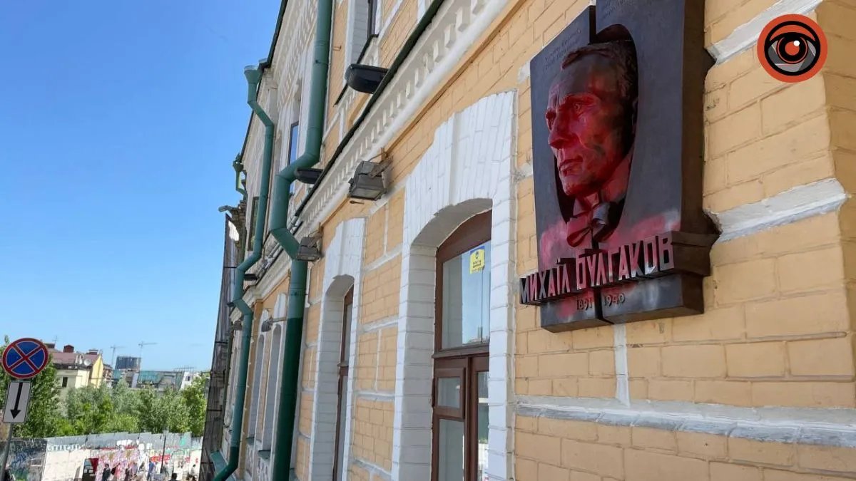 Червона фарба символізує кров пролиту у війні за Україну Червона фарба символізує кров пролиту у війні за Україну