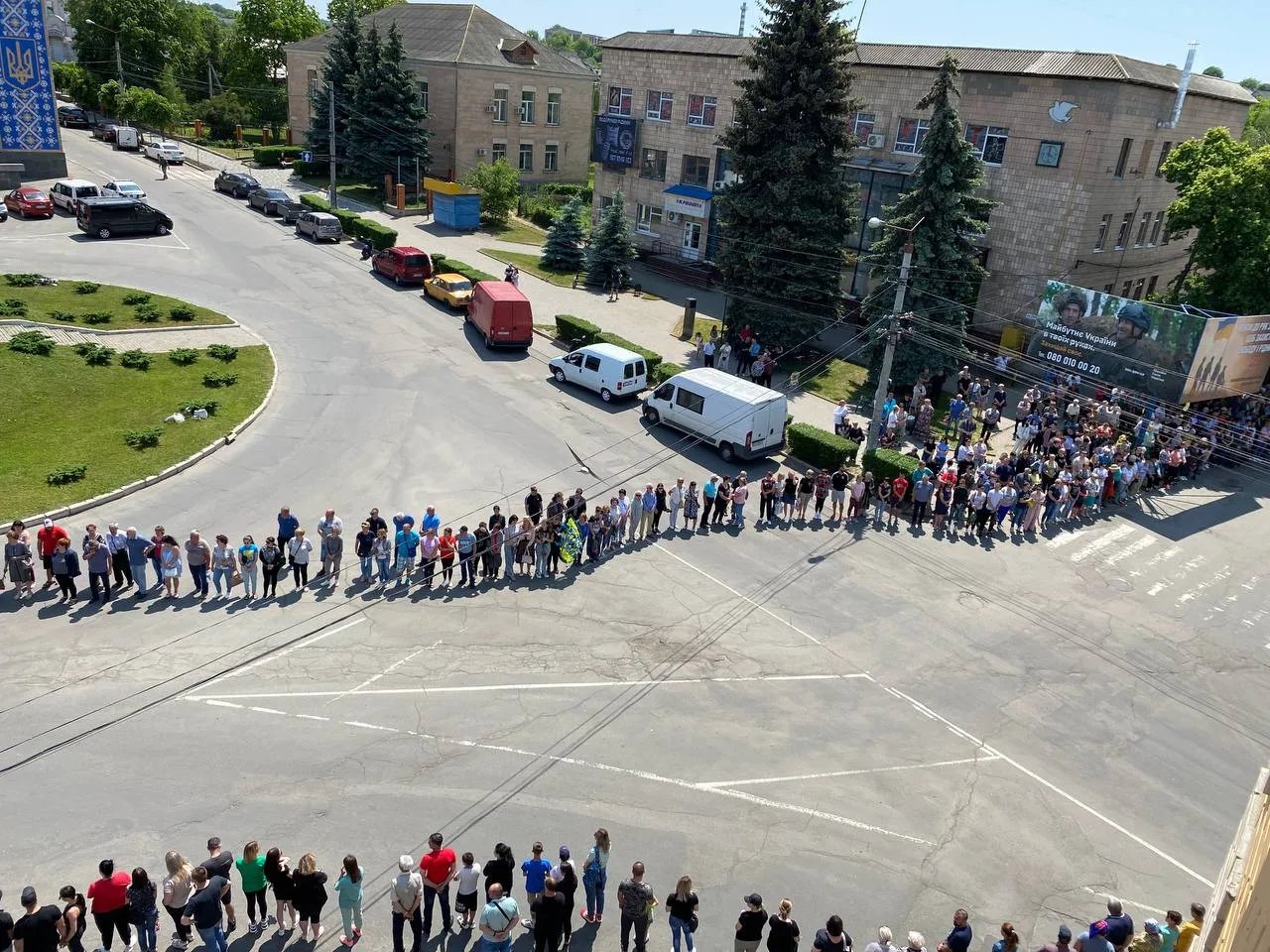 Труну із загибим військовим пронесли по живому коридору