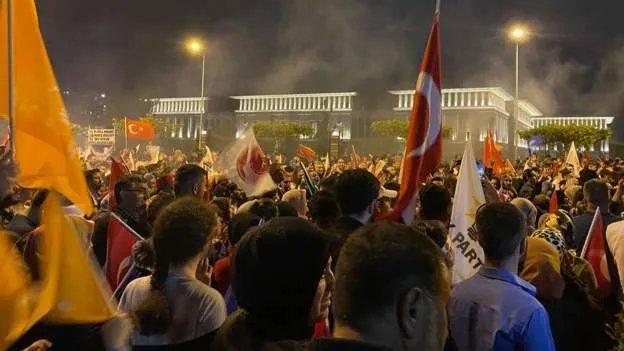 Прихильники Ердогана в очікуванні промови