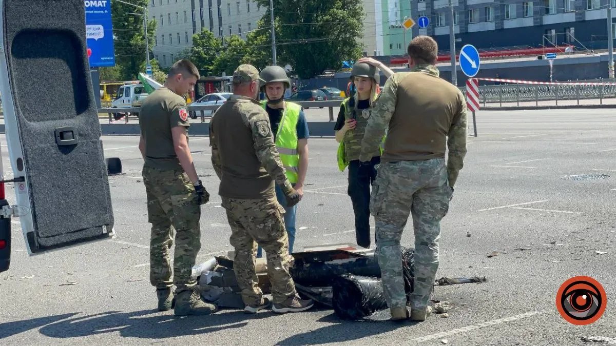 Уламок ракети посеред дороги