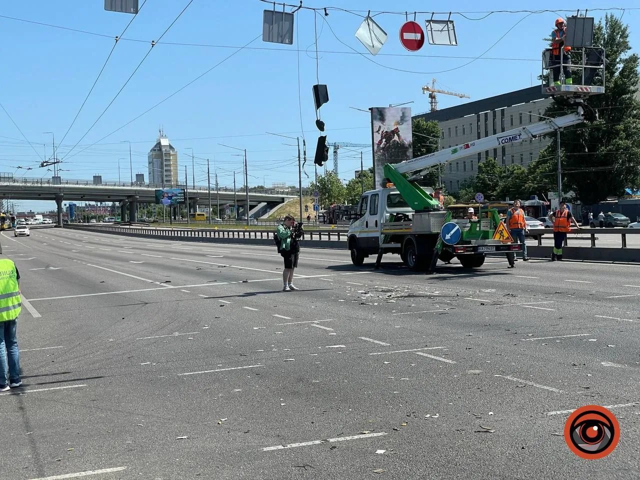 Журналіст знімає місце падіння уламків