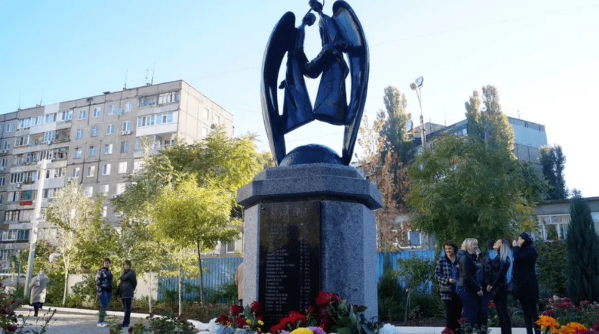 Кожного року 13 жовтня вшановують пам’ять загиблих. Фото: Суспільне. Дніпро Кожного року 13 жовтня вшановують пам’ять загиблих. Фото: Суспільне. Дніпро