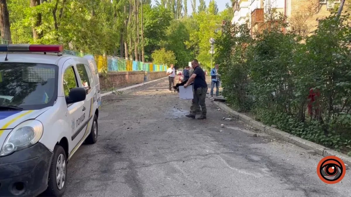 Військовий несе зібрані уламки до машини