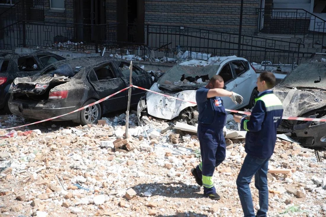 Так виглядає територія навколо пошкодженої багатоповерхівки в Голосіївському районі