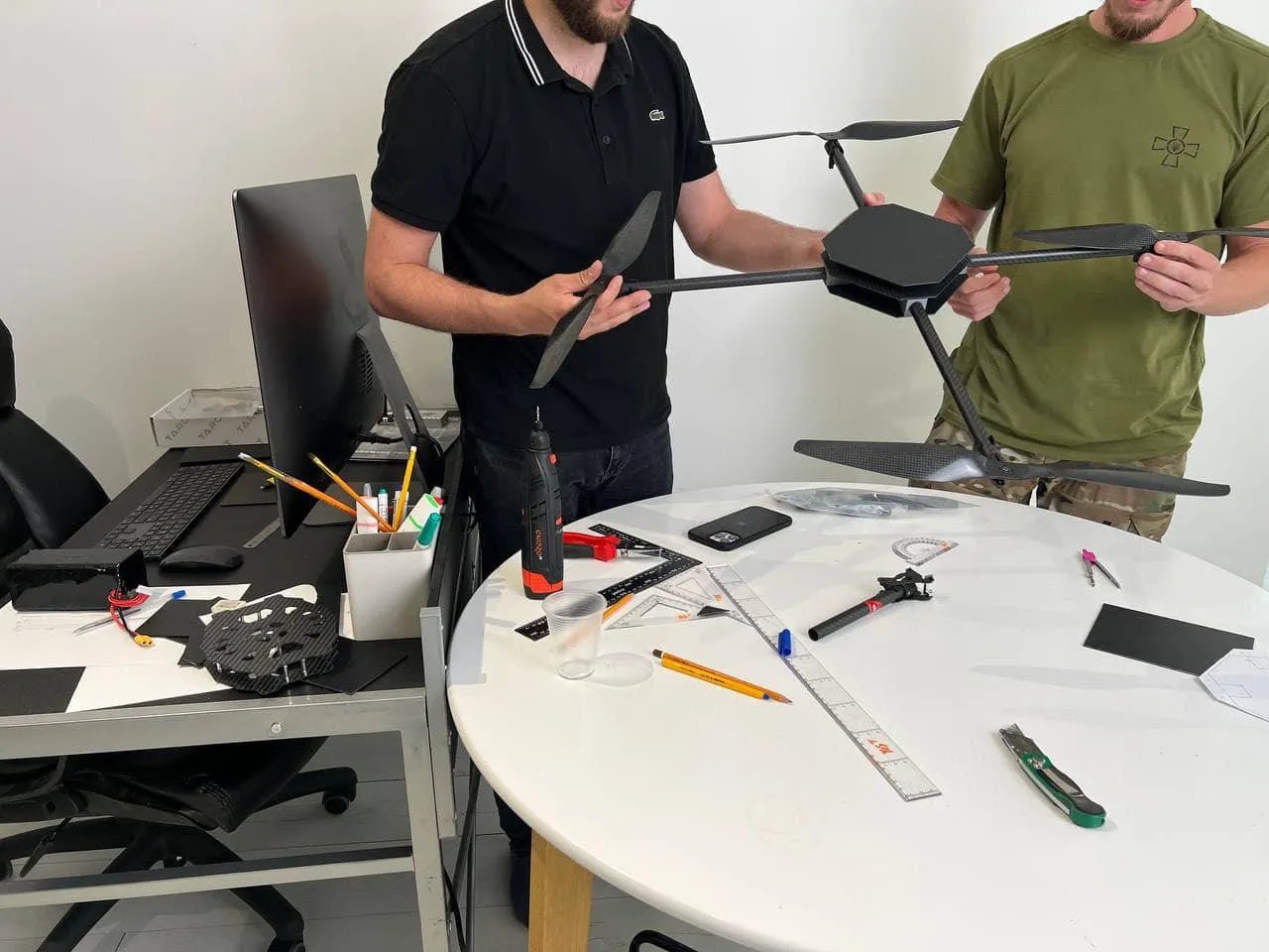 Новые беспилотники будут выполнять функции как ударного дрона, так и разведчика.