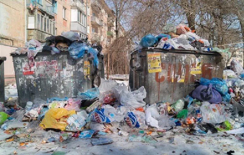 Дніпро утопав у смітті, поки підконтрольна Олійнику фірма вимагала підвищити тариф. Фото з соцмереж