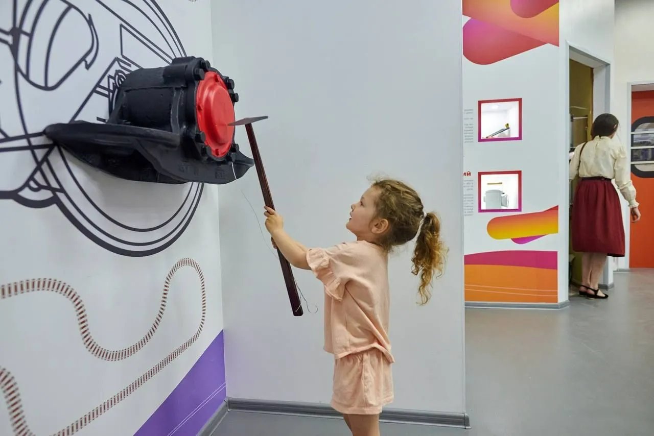 Діти можуть погратися в очікуванні потяга. Фото: Facebook Олександр Шевченко Діти можуть погратися в очікуванні потяга. Фото: Facebook Олександр Шевченко