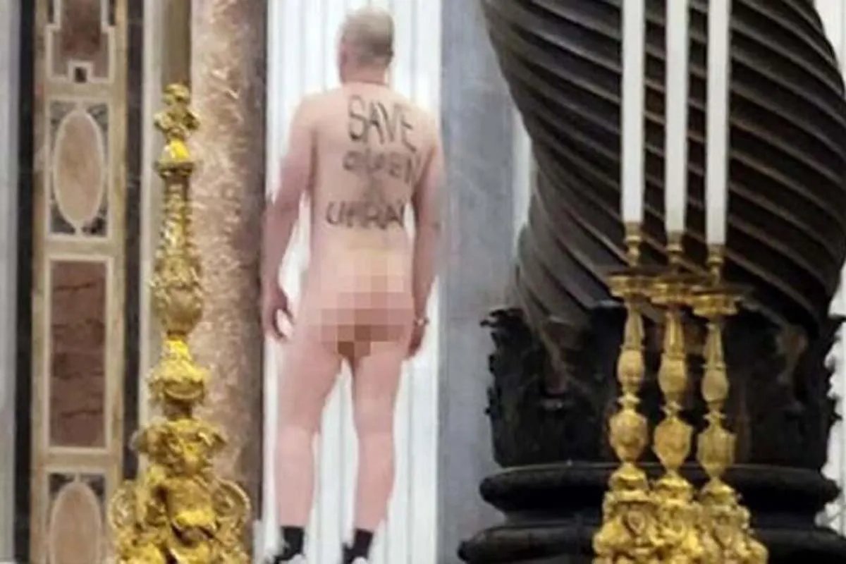 Голий чоловік у Ватикані