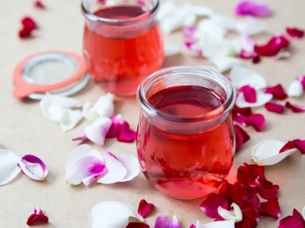 Лимонад з квітів чайної троянди та м’яти Лимонад з квітів чайної троянди та м’яти