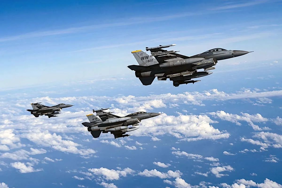 F-16 в небі F-16 в небі