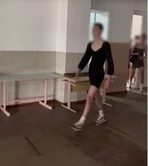 Школяр в сукні