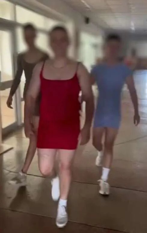 Школярі в сукнях