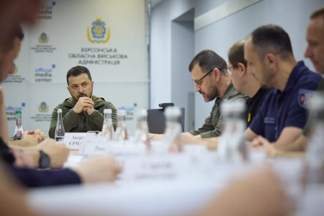 У Херсоні Зеленський провів нараду щодо ліквідації наслідків підриву греблі Каховської ГЕС