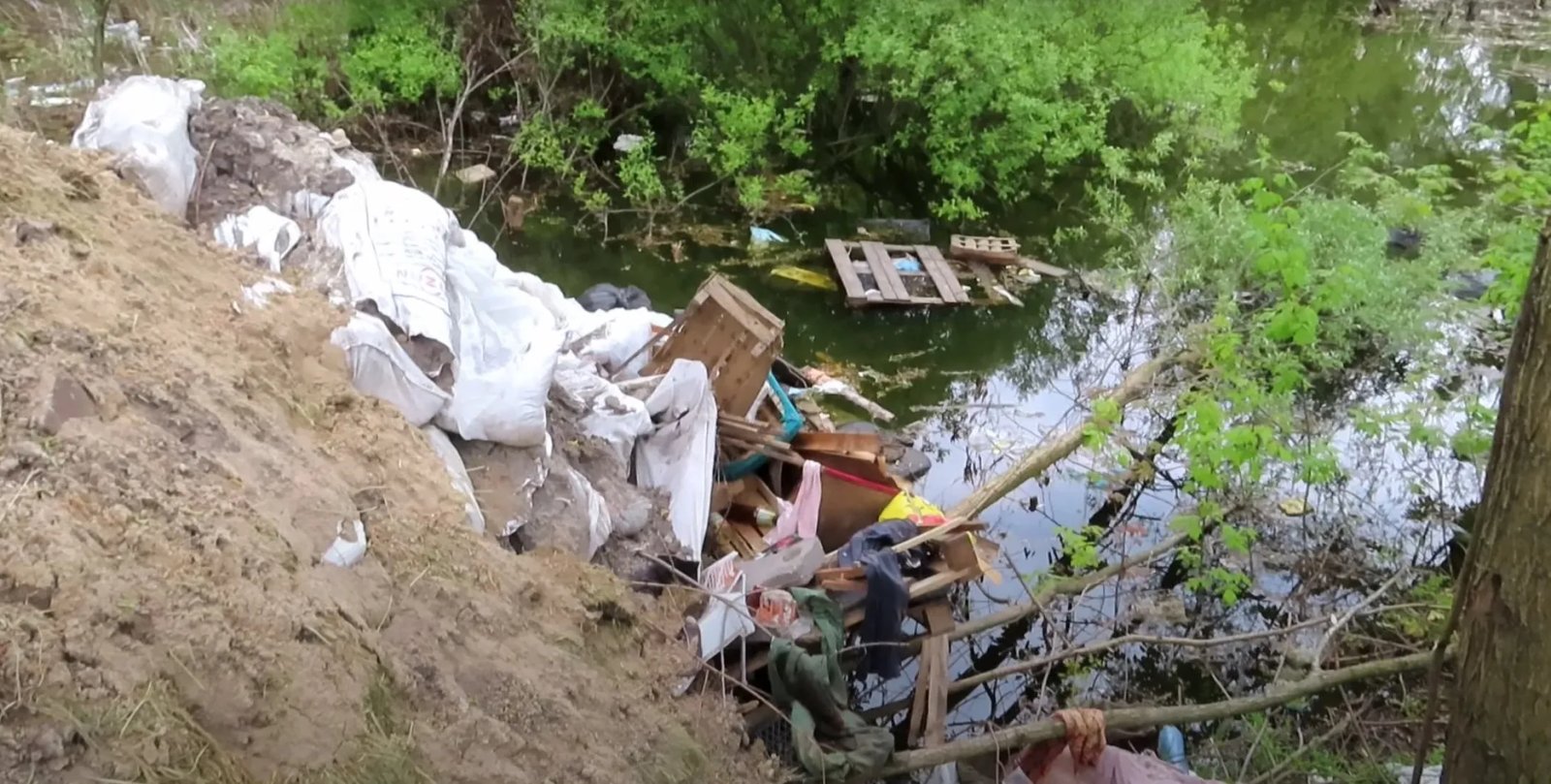 Водойма завалена побутовим і будівельним сміттям Водойма завалена побутовим і будівельним сміттям