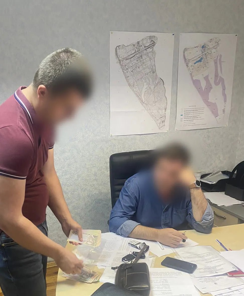 Зафіксовано передачу та одержання посадовцем 30 тисяч гривень