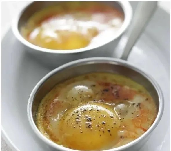 Яйця-кокот з кабачками та каррі Яйця-кокот з кабачками та каррі