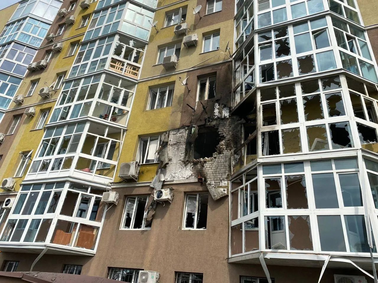 Дрон атакував багатоповерхівку у Воронежі Дрон атакував багатоповерхівку у Воронежі