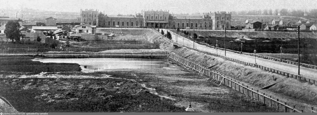 1870-ті. Старий залізничний вокзал та річка Либідь 1870-ті. Старий залізничний вокзал та річка Либідь