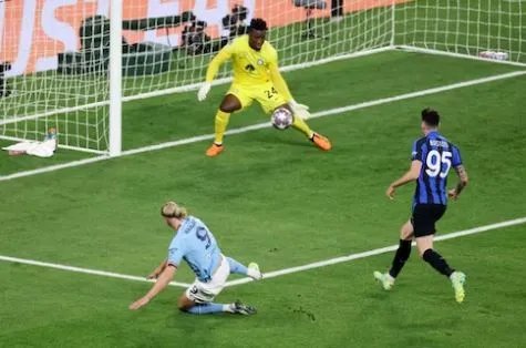 Онана відбиває перший влучний удар Голанна. Фото УЄФА