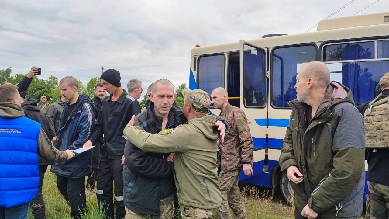Обмін полоненими: додому повернулись прикордонники з острова Зміїний та спецпризначенні гелікоптера, які летіли на "Азовсталь" 2