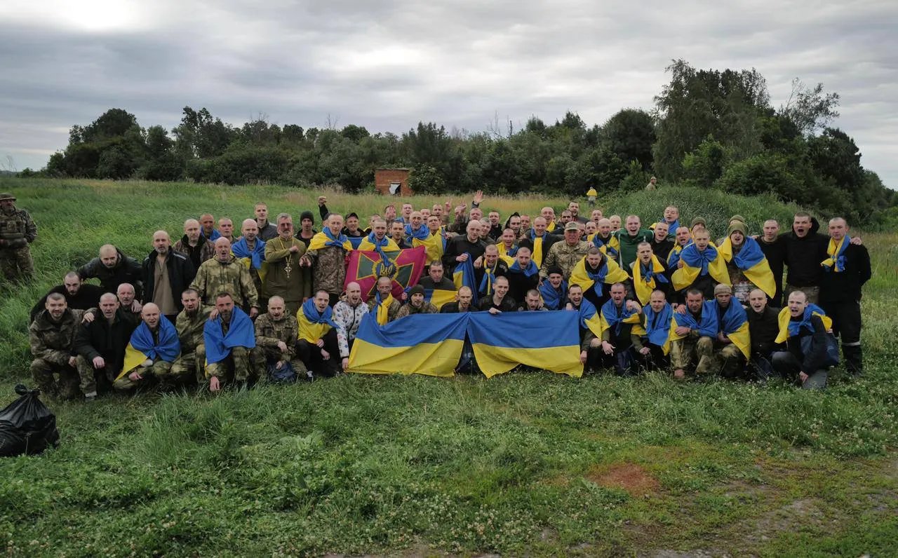 Обмін полоненими: додому повернулись прикордонники з острова Зміїний та спецпризначенні гелікоптера, які летіли на "Азовсталь" 1