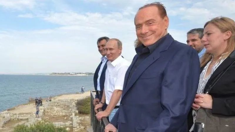 У 2015 році Сільвіо Берлусконі зустрівся в анексованому Криму з володимиром путіним. Після чого став персоною нон ґрата в Україні