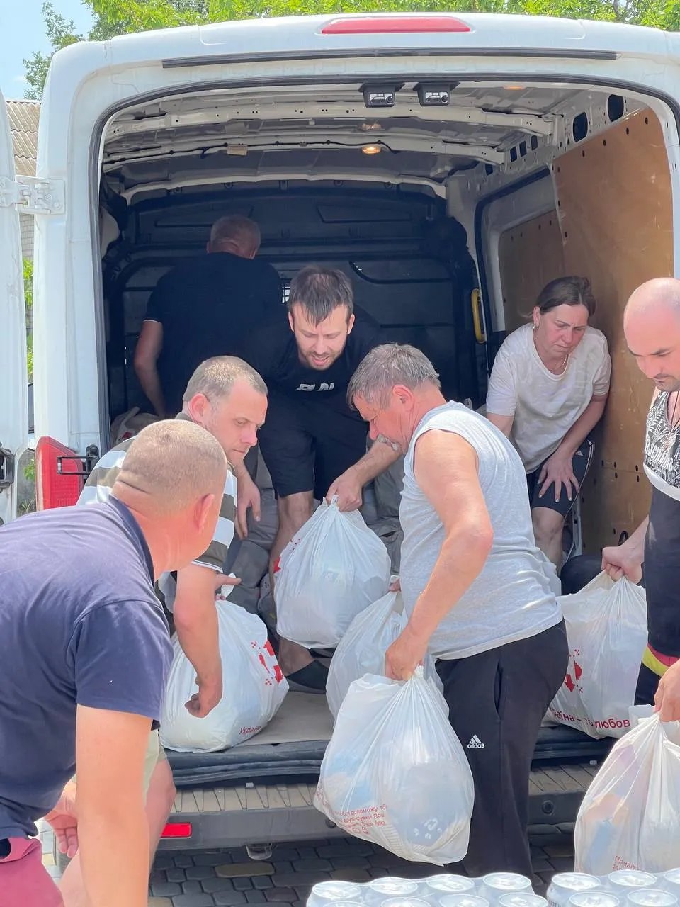 Обмеження діятимуть, поки працівники фонду та волонтери не відсортують і не розподілять вже отримані гуманітарні вантажі Обмеження діятимуть, поки працівники фонду та волонтери не відсортують і не розподілять вже отримані гуманітарні вантажі