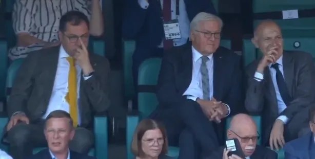 Президент Франк-Вальтер Штайнмаєр слідкує за перебігом подій на полі