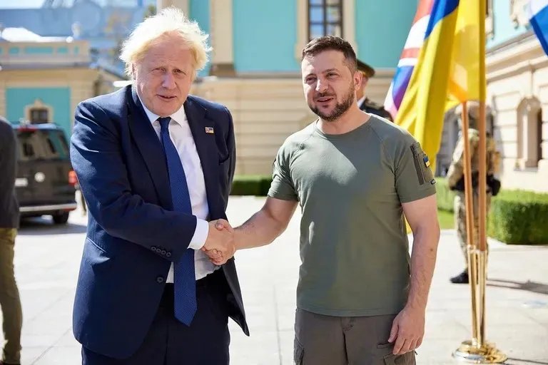 Борис Джонсон був першим з іноземних політиків, хто приїхав до Києва у 2022 році Борис Джонсон був першим з іноземних політиків, хто приїхав до Києва у 2022 році