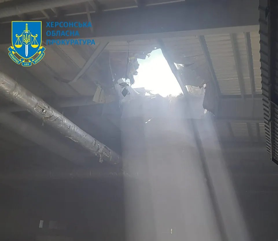 Росіяни вдарили по житловому району Херсона: пошкоджено багатоповерхівку, постраждали люди - фото 2