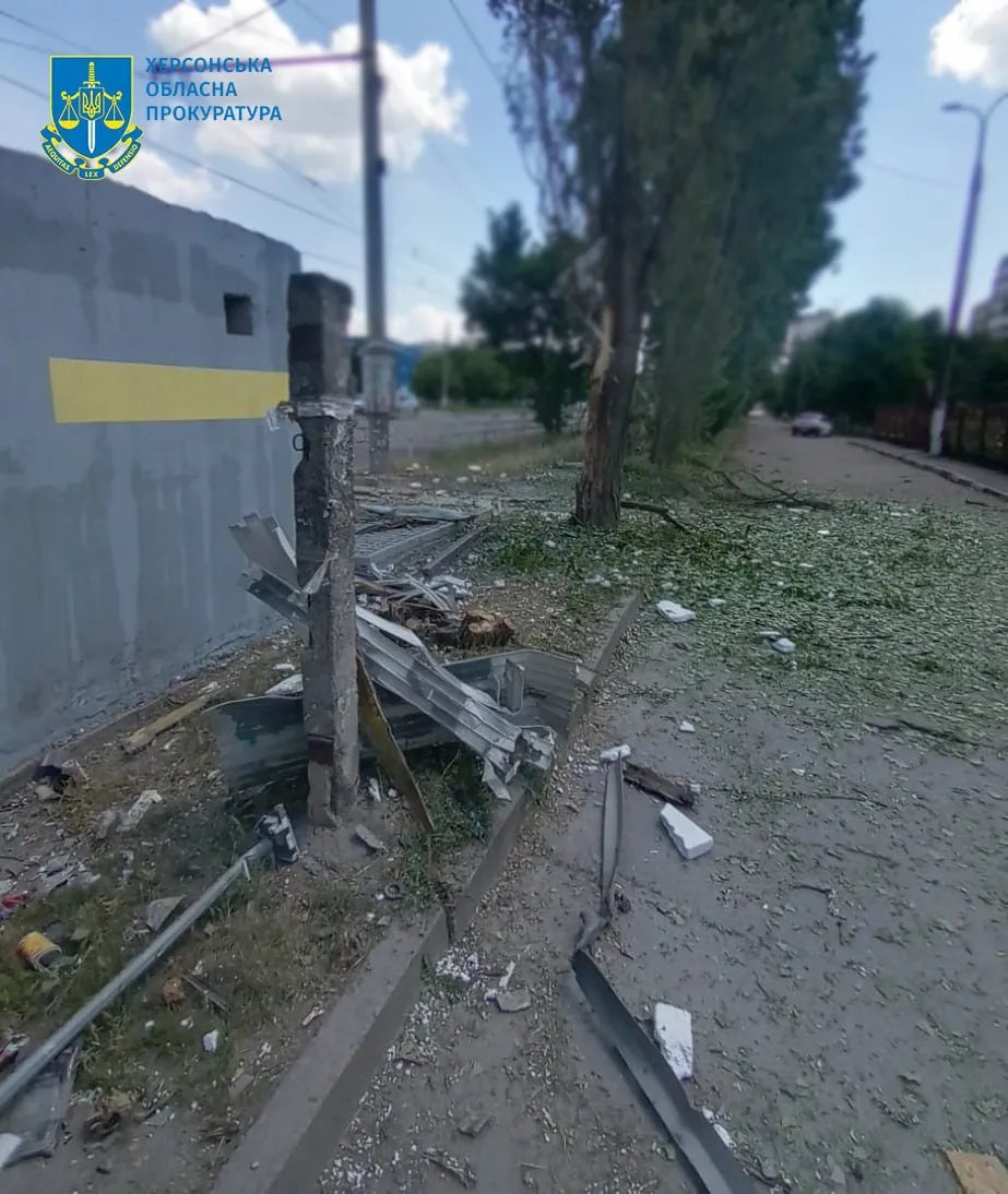 Росіяни вдарили по житловому району Херсона: пошкоджено багатоповерхівку, постраждали люди - фото 1
