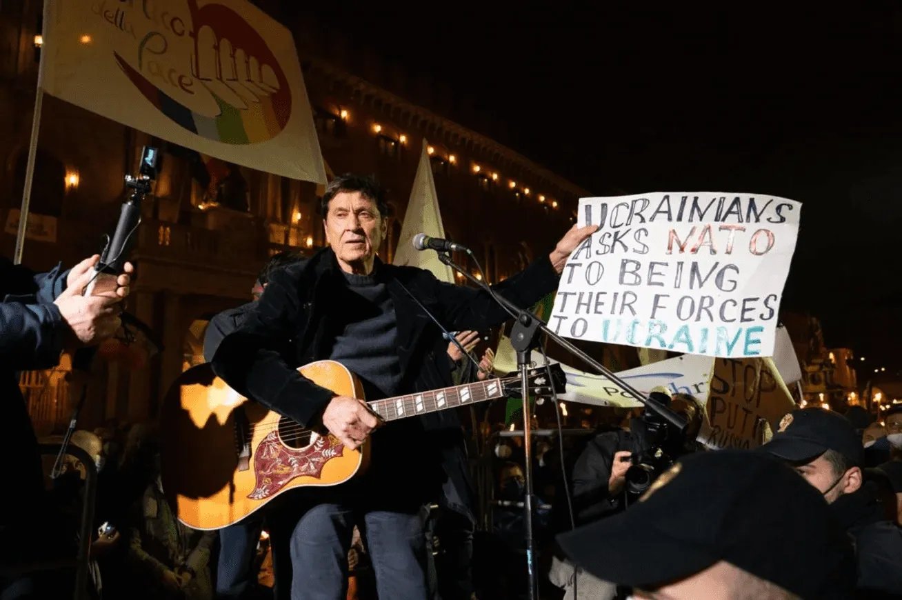 Джанні Моранді виходив на головну площу міста Болонья, та вимагав від НАТО підтримки для України.