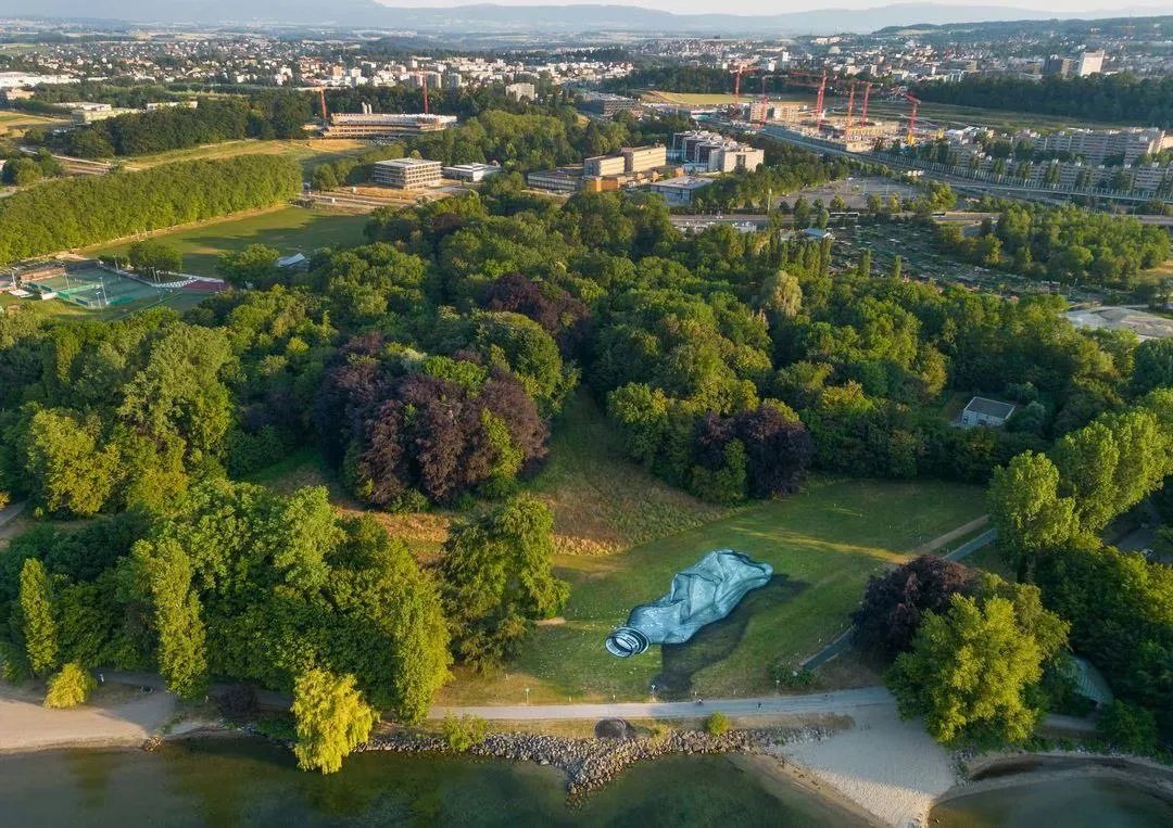 Гігантська пляшка